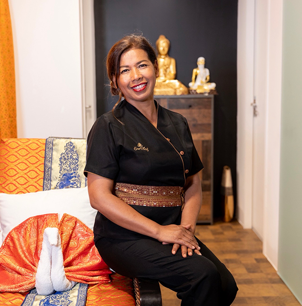 masseuse thailandaise dans son salon de massage