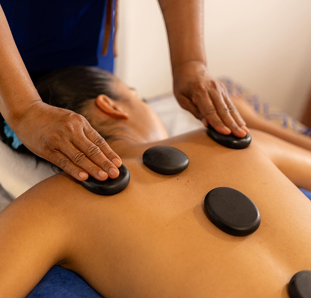 massage thaïlandais avec des pierres chaudes